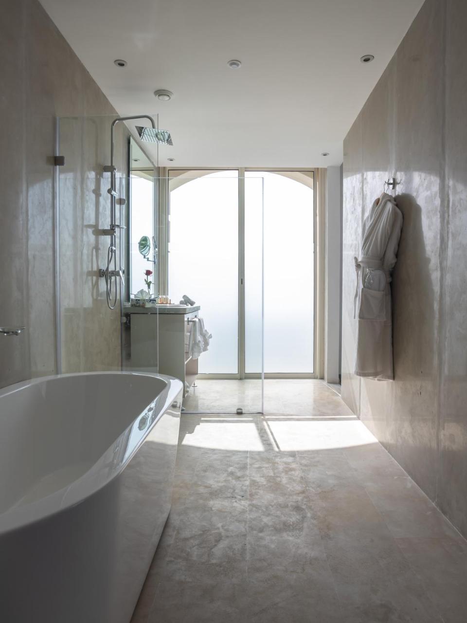 Mandarin Palace Hotel & Spa Танжер Экстерьер фото A modern bathroom